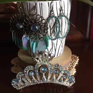 Earrings & hair clip